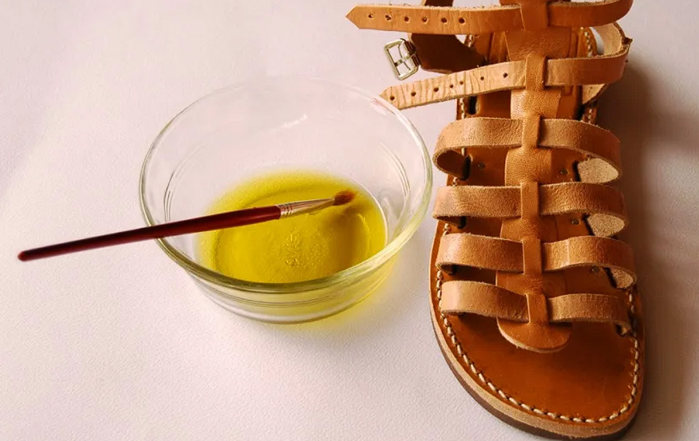 روغن حلال قیر روی کفش